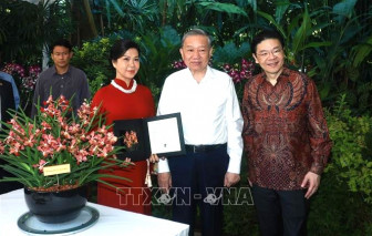 Singapore có thêm loài hoa mới mang tên "Papilionanda Tô Lâm Linh Ly”