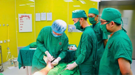 Bệnh nhân 85 tuổi nhiễm trùng bàn chân vì tự đắp lá cây chữa vết thương