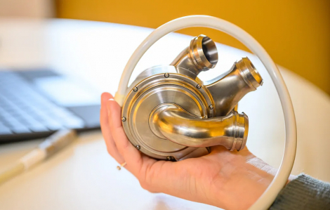 Kỷ lục sống 100 ngày với trái tim bằng titan