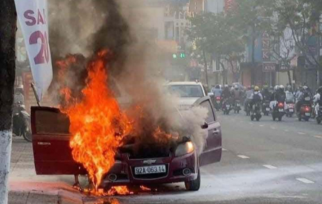 Ô tô cháy ngùn ngụt ở Đà Nẵng trong giờ cao điểm