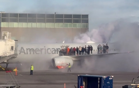 Máy bay Mỹ chở 178 người bốc cháy trên đường băng
