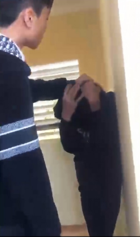 Nam sinh bị đánh tới tấp vì đi bơi với bạn nữ