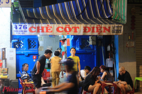 Thưởng thức quán chè "âm phủ" hơn 80 năm giữa Sài Gòn
