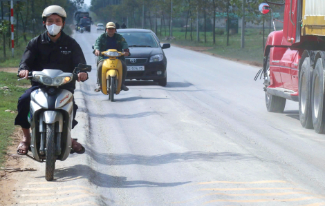 Bất an đi trên tuyến đường lún sâu như “luống khoai”