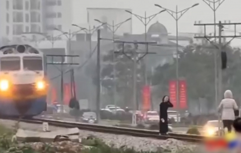 Cục CSGT đề nghị làm rõ clip 2 phụ nữ 'thả dáng' trên đường ray