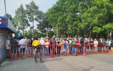 Người hâm mộ xếp hàng dài săn vé xem đội tuyển Việt Nam