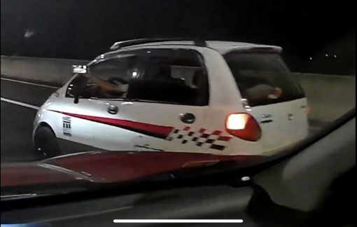 2 tài xế bị phạt nặng vì quay phim khi lái xe, biển số giả