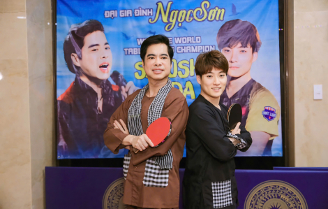 Ngọc Sơn bịt mắt đấu bóng bàn với nhà vô địch thế giới