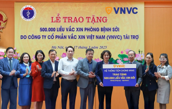 Hệ thống tiêm chủng VNVC trao nửa triệu liều vắc xin sởi chống dịch cho Bộ Y tế