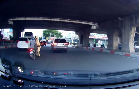 Người đàn ông say rượu tông vào chân cảnh sát giao thông