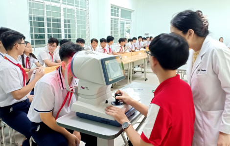 Tật khúc xạ của học sinh TPHCM cao, vì sao?