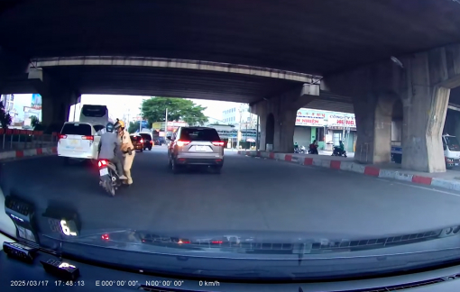 Người đàn ông say rượu tông vào chân cảnh sát giao thông