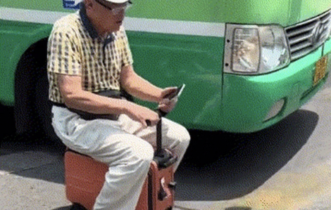 Người đàn ông ‘cưỡi’ vali chạy trên đường ở TPHCM