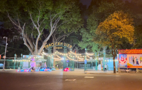 Khi du khách bỏ tiền mua vé và 'đi nhẹ, nói khẽ' trong bóng đêm ở Thảo Cầm Viên