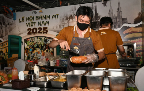 Thực khách thích thú trải nghiệm buffet bánh mì