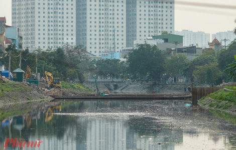 Cận cảnh công trình đập dâng giữ nước đầu tiên trên sông Tô Lịch