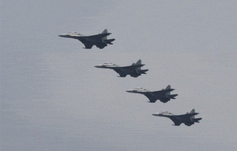 Hàng loạt tiêm kích, trực thăng bay tập luyện ở khu vực trung tâm TPHCM