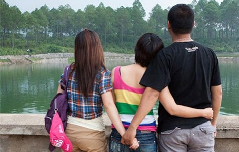 Người yêu có nhu cầu tâm sự với cô gái khác nhưng không chịu chia tay với tôi