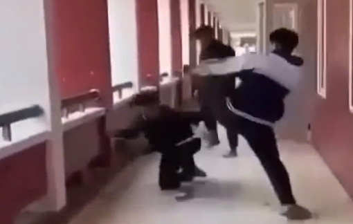 Nữ sinh lớp 11 bị nhóm bạn đánh nhập viện