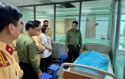 Tài xế mô tô tông đại uý công an nhập viện