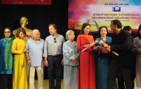 Cuộc hội ngộ hiếm hoi của các nghệ sĩ điện ảnh xưa - nay