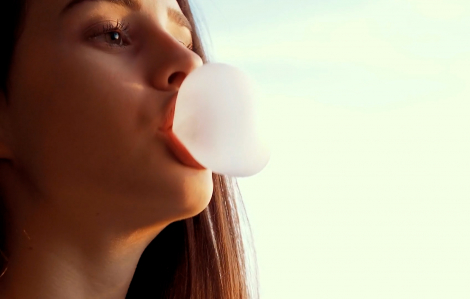 Nhai kẹo cao su có thể nuốt hàng trăm mảnh vi nhựa