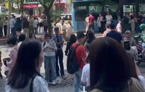 Người dân Hà Nội, TPHCM hốt hoảng chạy ra đường vì động đất