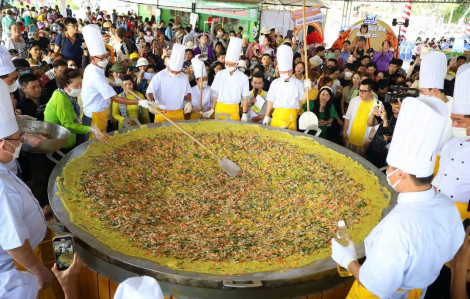 Bánh xèo "siêu to khổng lồ" có nhân thịt vịt xiêm, 100 con tôm hùm Nha Trang...