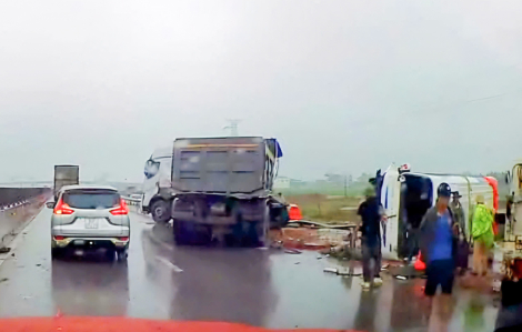 Xe tải tông xe 16 chỗ chở học sinh lật nghiêng, 2 cô giáo gãy chân