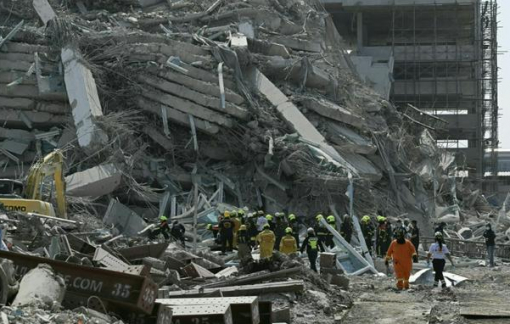 Lực lượng cứu hộ Thái Lan, Myanmar suốt đêm đào bới đống đổ nát tìm người sống sót