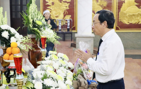 Bí thư Thành ủy TPHCM Nguyễn Văn Nên viếng nhạc sĩ Lư Nhất Vũ