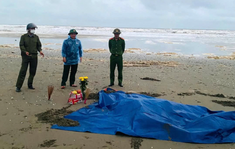 Thi thể ngư dân trôi dạt vào bờ biển sau hơn 10 ngày chìm tàu đánh cá