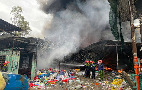 Đà Nẵng: Cháy lớn ở xưởng phế liệu từ sáng sớm