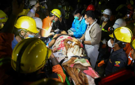 Đội cứu hộ và nhân viên y tế Myanmar căng mình sau động đất