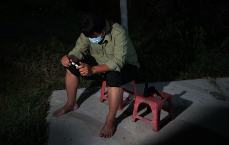 Trắng đêm theo chân những người "làm mồi" cho muỗi