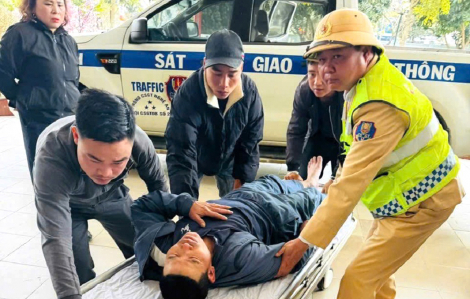 Bệnh nhân đột quỵ được cảnh sát giao thông chở đến bệnh viện cấp cứu