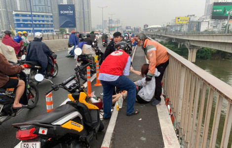 Cầu Sài Gòn trơn trượt sau cơn mưa, nhiều người đi xe máy té ngã bị thương