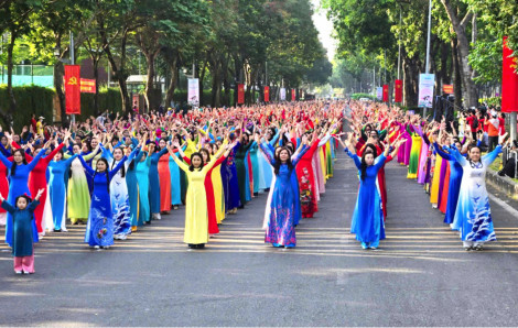 Gia đình song hành với sự chuyển mình của đất nước: Bình tâm đón nhận, chủ động thích nghi