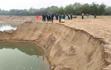 Người dân dựng lều, đánh trống phản đối tàu hút cát gần bờ sông Lam