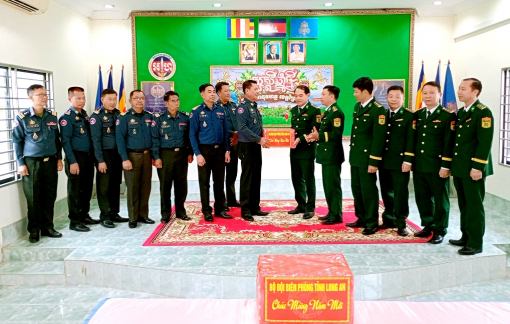 Biên phòng tỉnh Long An chúc tết cổ truyền lực lượng bảo vệ biên giới Campuchia