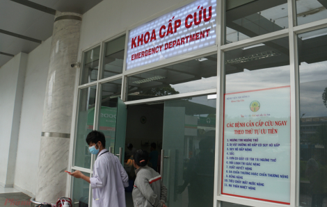 Mắc bệnh lạ, bé gái không nhận ra người thân, tự bóp cổ mình