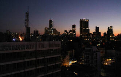 Cả đất nước Syria chìm trong bóng tối vì đường dây cao thế bị hỏng