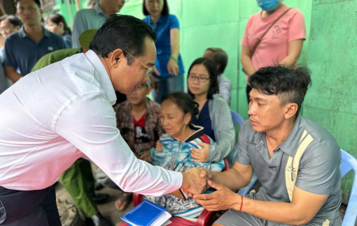 Chủ tịch UBND TPHCM Nguyễn Văn Được đến thăm gia đình trong vụ hỏa hoạn tại quận 8