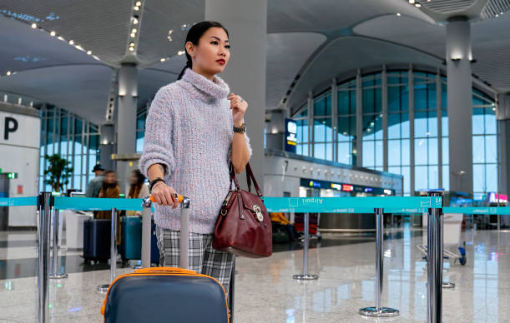 Một mình cô độc giữa sân bay...