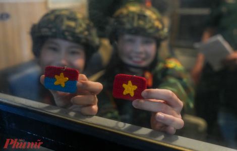 Đoàn diễu binh, diễu hành kỷ niệm 50 năm giải phóng miền Nam đang trên tàu vào TPHCM