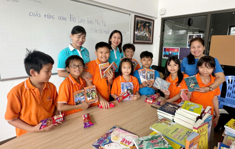 Lãnh đạo Hội LHPN TPHCM đến thăm trẻ mồ côi vì COVID-19 đang học tập tại trường Hy Vọng