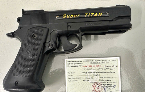 Mâu thuẫn thu phí 40.000 đồng, bảo vệ bến xe dí súng điện vào khách