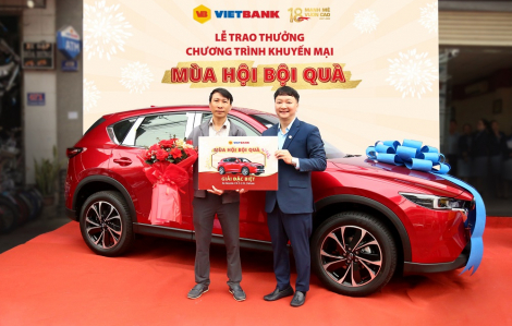 Ôtô Mazda CX-5 trị giá hơn 1 tỉ đã được trao tận tay khách hàng may mắn của Vietbank