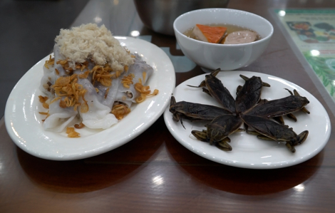 Độc đáo quán bánh cuốn cà cuống hơn 40 năm ở Hà Nội