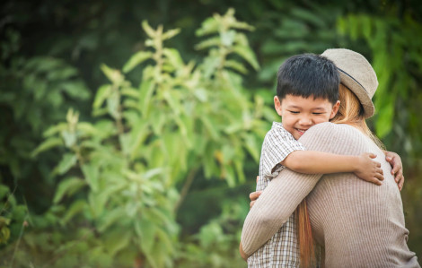 Trẻ ghiền mùi trên chiếc mền dơ, có sao không?